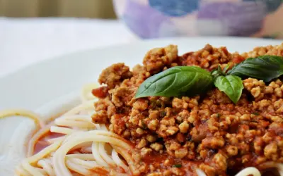 Pyszne spaghetti bolognese z pomidorów, z aromatycznym mięsem mielonym i świeżą bazylią. Idealne na obiad.