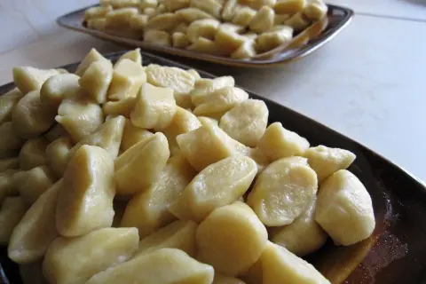 Gotowe kopytka na talerzu, idealne do podania. Pyszny przepis na kopytka czeka!