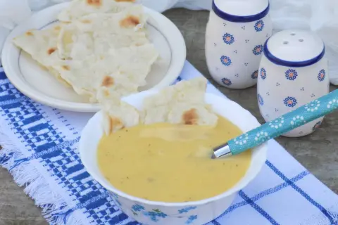 Aksamitna zupa krem z ziemniaków, podana z chrupiącym pieczywem. Idealna na chłodne dni.