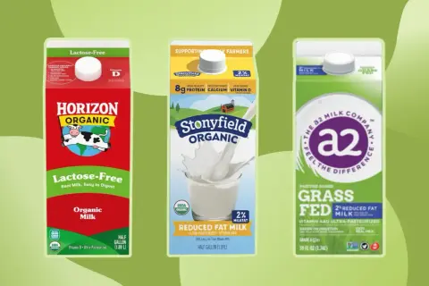 Trzy kartony mleka krowiego: Horizon Organic Lactose-Free, Stonyfield Organic Reduced Fat i a2 Milk Company Grass Fed.
