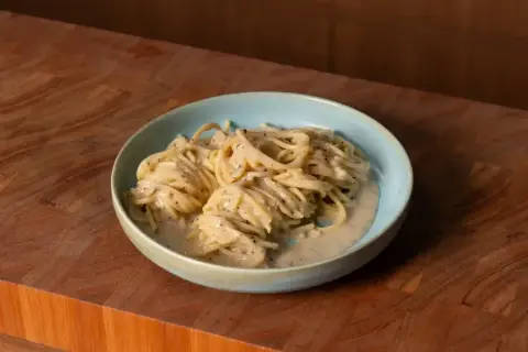 Pyszne spaghetti cacio e pepe w kremowym sosie, idealne na szybki obiad.