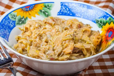 Młoda kapusta z koperkiem, jak u babci. Pyszny, domowy przepis na danie, które zawsze smakuje wyśmienicie.