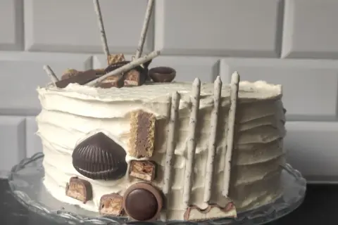 Pyszny tort z chrupką, udekorowany batonikami, czekoladkami i wafelkami. Idealny na każdą okazję!