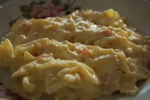Pyszny makaron wstążki w kremowym sosie z kawałkami szynki. Idealny na szybki obiad, szukajcie przepisów!