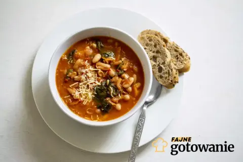 Zupa toskańska przepis: sycąca zupa z fasolą, szpinakiem i startym parmezanem, podana z chlebem.