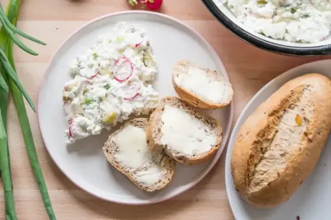 Pyszna pasta z twarogu z rzodkiewką i szczypiorkiem, idealna do smarowania pieczywa. Świetny pomysł, co zrobić z twarogu na śniadanie.