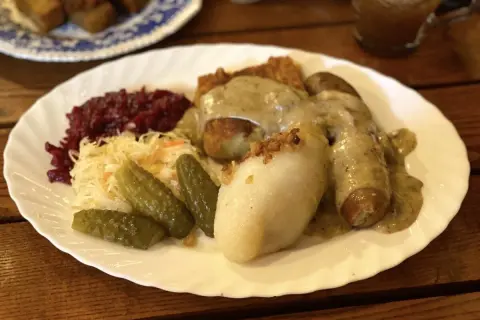 Pyszne kartacze Supraśl z sosem, kiszoną kapustą, buraczkami i ogórkami.