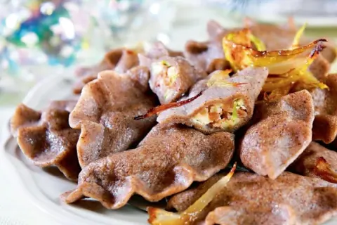 Pyszne pierogi z tofu i warzywami, podane z chrupiącą cebulką. Idealne na wigilijny stół.