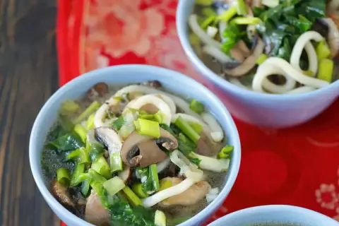 Aksamitne zupy japońskie z makaronem udon, grzybami shiitake i zieloną cebulką. Pyszne danie na chłodne dni.