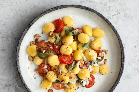 Gnocchi z pomidorkami, szałwią i orzechami. Idealny przepis z czym podawać, by zachwycić smakiem.