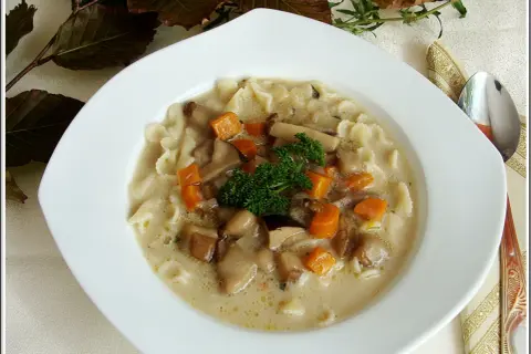 Aksamitna zupa borowikowa z makaronem i marchewką. Idealny przepis na jesienne dni.