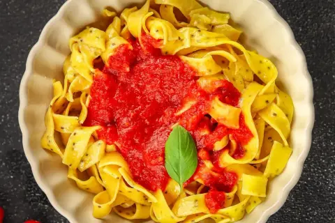 Pappardelle z sosem pomidorowym i bazylią. Pyszna propozycja, co można zjeść z makaronem.