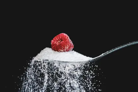 Łyżka erytrolu z maliną, rozsypująca się w pył. Czy 1 łyżka erytrolu to tyle samo co cukru?
