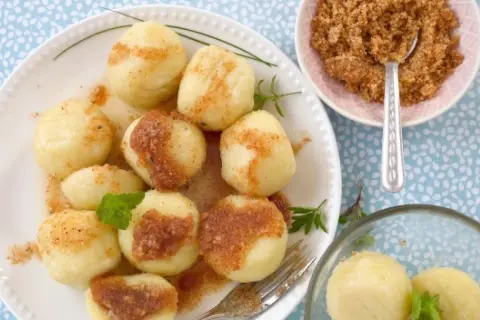 Pyszne kluski ziemniaczane polane bułką tartą i masłem. Idealne ciasto na knedle proporcje to klucz do sukcesu.
