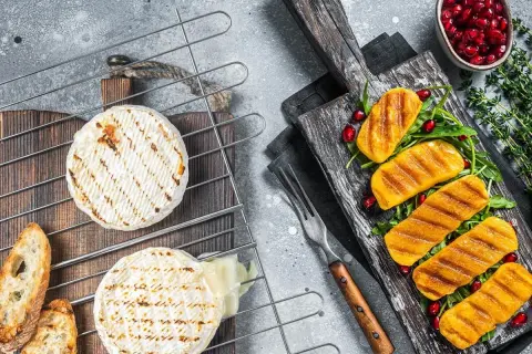 Ser camembert na grillu, rozpływający się z bagietką i grillowane dynie z granatem. Idealny jaki ser na grilla.