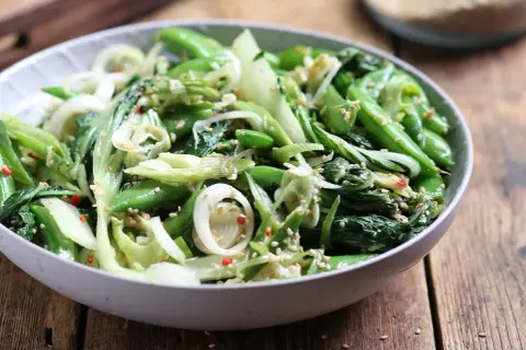 Zielony, chrupiący pak choi z sezamem i chili. Idealny do szybkich dań, inspiracja do pak choi przepisów.