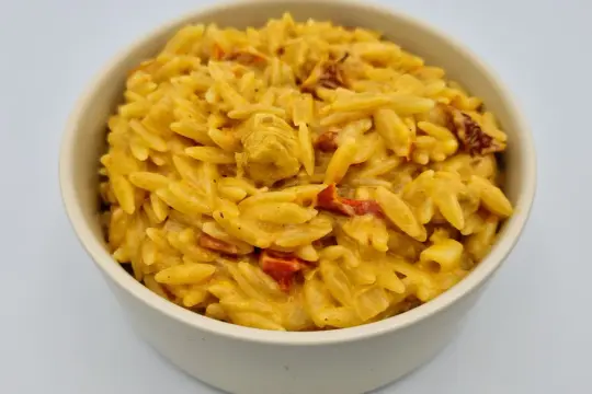 Kremowe danie z makaronem orzo, kurczakiem i suszonymi pomidorami. Idealne na szybki obiad, oto prosty orzo przepis.