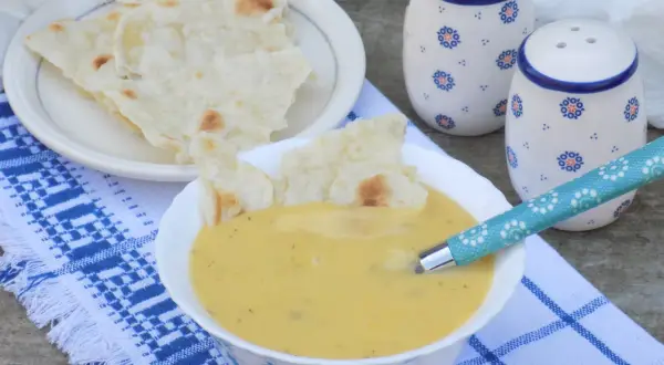 Aksamitna zupa krem z ziemniaków, podana z chrupiącym pieczywem. Idealna na chłodne dni.