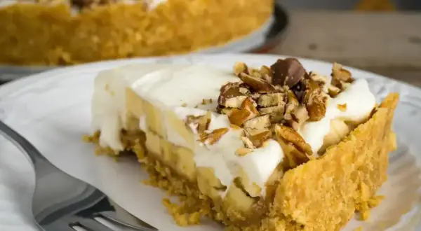 Pyszny kawałek fit banoffee z bananami, bitą śmietaną i orzechami. Idealny deser dla dbających o linię.