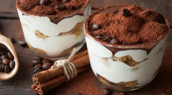 Dwa pucharki pysznego tiramisu, co to znaczy? To włoski deser z kawą, kakao i kremem. Idealny na każdą okazję.