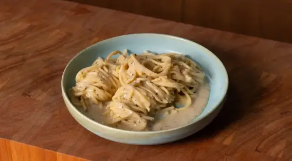 Pyszne spaghetti cacio e pepe w kremowym sosie, idealne na szybki obiad.