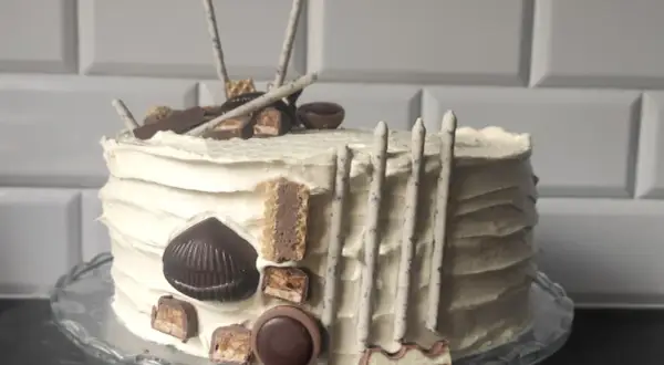 Pyszny tort z chrupką, udekorowany batonikami, czekoladkami i wafelkami. Idealny na każdą okazję!