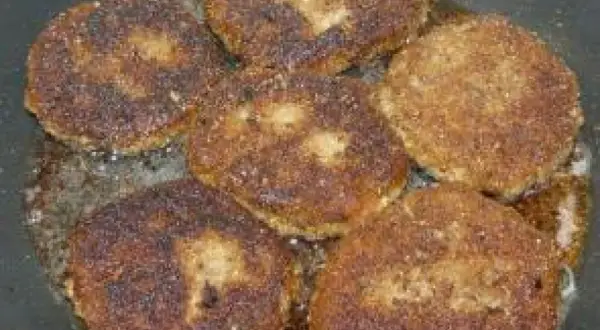 Smażone kotlety z grzybów w panierce, rumiane i apetyczne, skwierczą na patelni.
