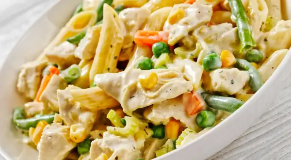 Penne z kurczakiem i warzywami w kremowym sosie. Idealny pomysł na prosty obiad, który zadowoli każdego.