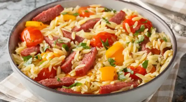 Pyszne danie z makaronem orzo, pomidorkami, papryką i kiełbasą. Idealny orzo przepis na szybki obiad.