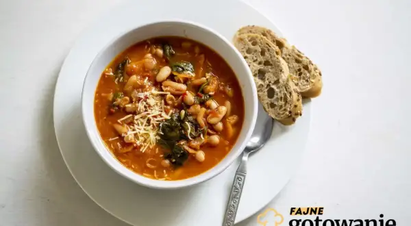 Zupa toskańska przepis: sycąca zupa z fasolą, szpinakiem i startym parmezanem, podana z chlebem.