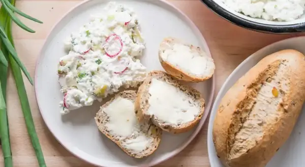 Pyszna pasta z twarogu z rzodkiewką i szczypiorkiem, idealna do smarowania pieczywa. Świetny pomysł, co zrobić z twarogu na śniadanie.