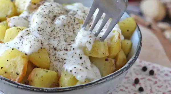 Ziemniaki z sosem śmietanowym i pieprzem, jak spaghetti z pieprzem. Widelec nabiera porcję ziemniaków.