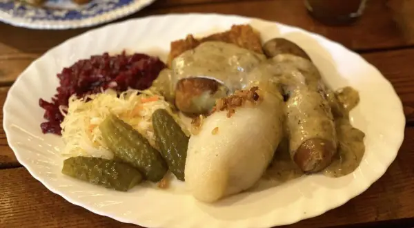 Pyszne kartacze Supraśl z sosem, kiszoną kapustą, buraczkami i ogórkami.