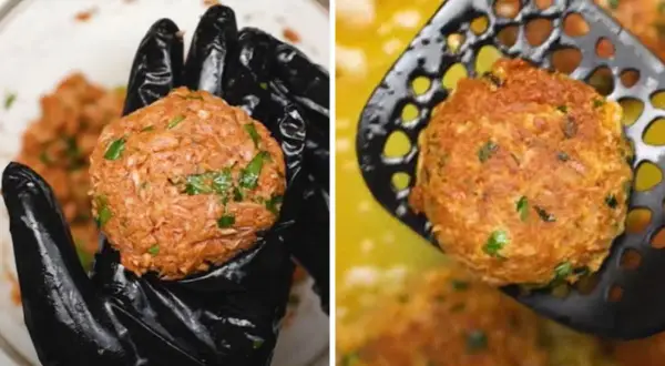 Ręka w czarnej rękawiczce formuje okrągłe kotlety z tuńczyka z zielonymi ziołami. Kolejny kotlet jest wyjmowany z gorącego oleju.