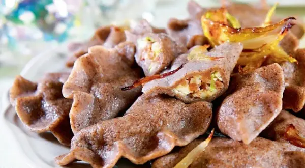 Pyszne pierogi z tofu i warzywami, podane z chrupiącą cebulką. Idealne na wigilijny stół.