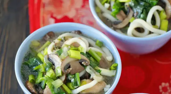 Aksamitne zupy japońskie z makaronem udon, grzybami shiitake i zieloną cebulką. Pyszne danie na chłodne dni.