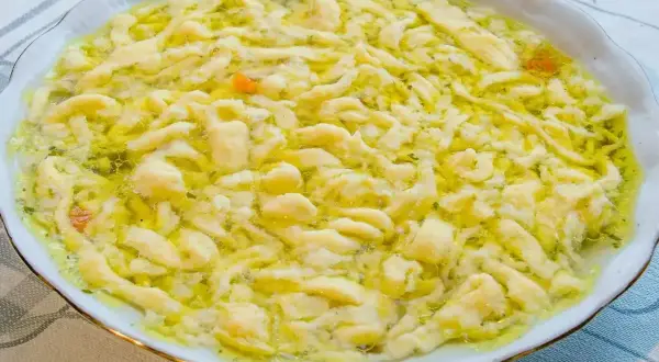 Pyszne kluski do zupy grzybowej, delikatne i domowe, pływające w aromatycznym bulionie.