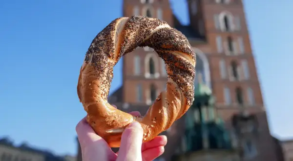 Obwarzanek krakowski z makiem i sezamem, idealny na przekąskę. Ile kcal ma obwarzanek? Zależy od dodatków!