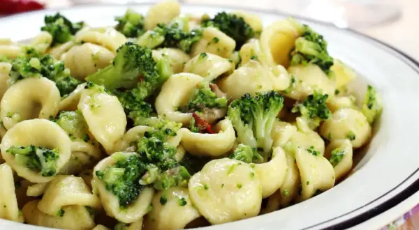 Pyszne makaron orecchiette z brokułami, doprawione czosnkiem i chili. Idealne danie na szybki obiad.