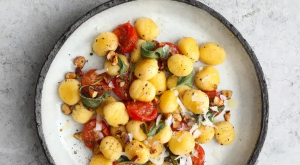 Gnocchi z pomidorkami, szałwią i orzechami. Idealny przepis z czym podawać, by zachwycić smakiem.