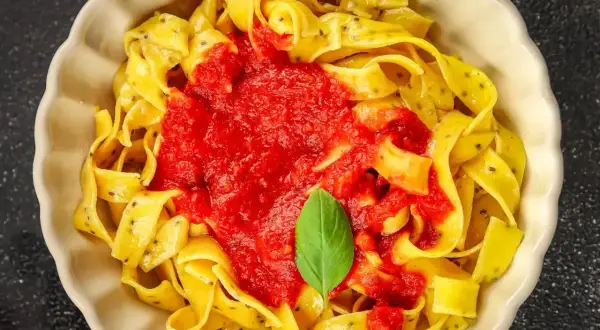Pappardelle z sosem pomidorowym i bazylią. Pyszna propozycja, co można zjeść z makaronem.