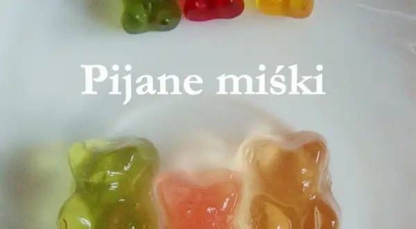 Kolorowe żelki z alkoholem w kształcie misiów, niektóre lekko rozpuszczone, tworzą słodką i odurzającą kompozycję.