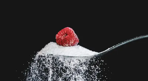 Łyżka erytrolu z maliną, rozsypująca się w pył. Czy 1 łyżka erytrolu to tyle samo co cukru?