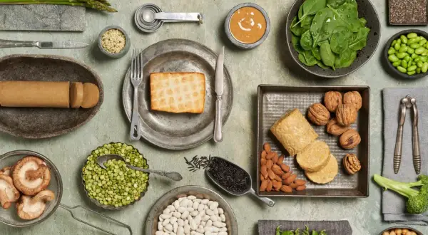 Szukasz czym zastąpić imbir? Na zdjęciu składniki roślinne: fasola, groch, orzechy, migdały, tempeh, tofu, szpinak, brokuły, szparagi, grzyby, kukurydza, czosnek, sezam, soczewica, ryż.