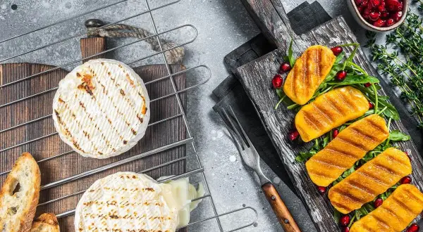 Ser camembert na grillu, rozpływający się z bagietką i grillowane dynie z granatem. Idealny jaki ser na grilla.