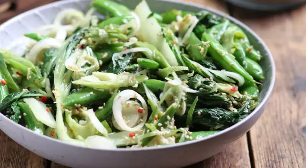 Zielony, chrupiący pak choi z sezamem i chili. Idealny do szybkich dań, inspiracja do pak choi przepisów.