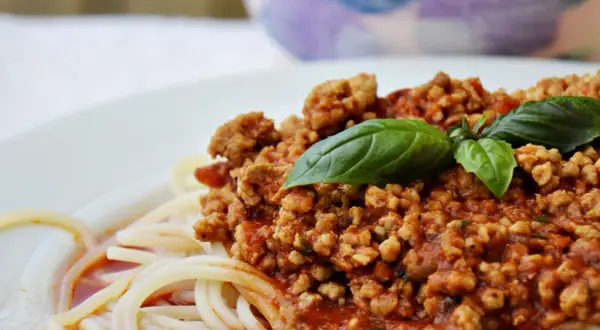 Pyszne spaghetti bolognese z pomidorów, z aromatycznym mięsem mielonym i świeżą bazylią. Idealne na obiad.