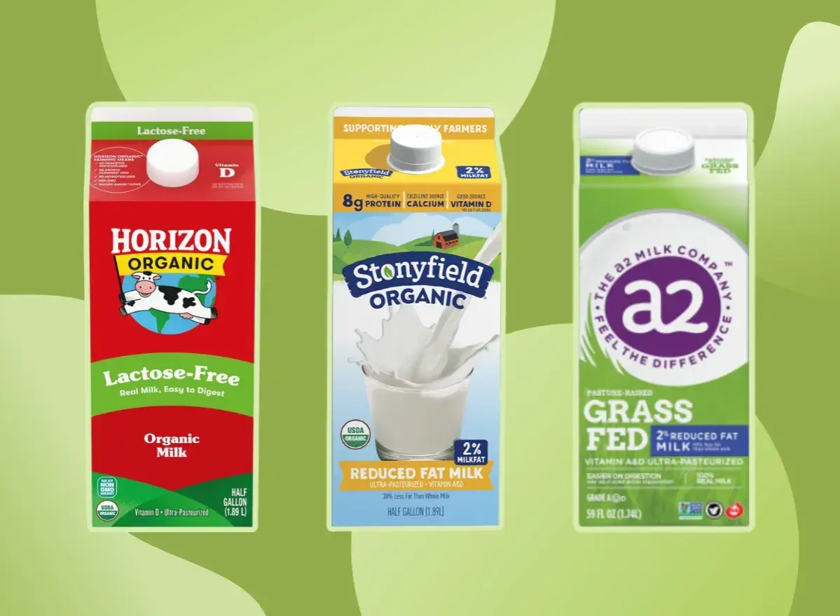 Trzy kartony mleka krowiego: Horizon Organic Lactose-Free, Stonyfield Organic Reduced Fat i a2 Milk Company Grass Fed.