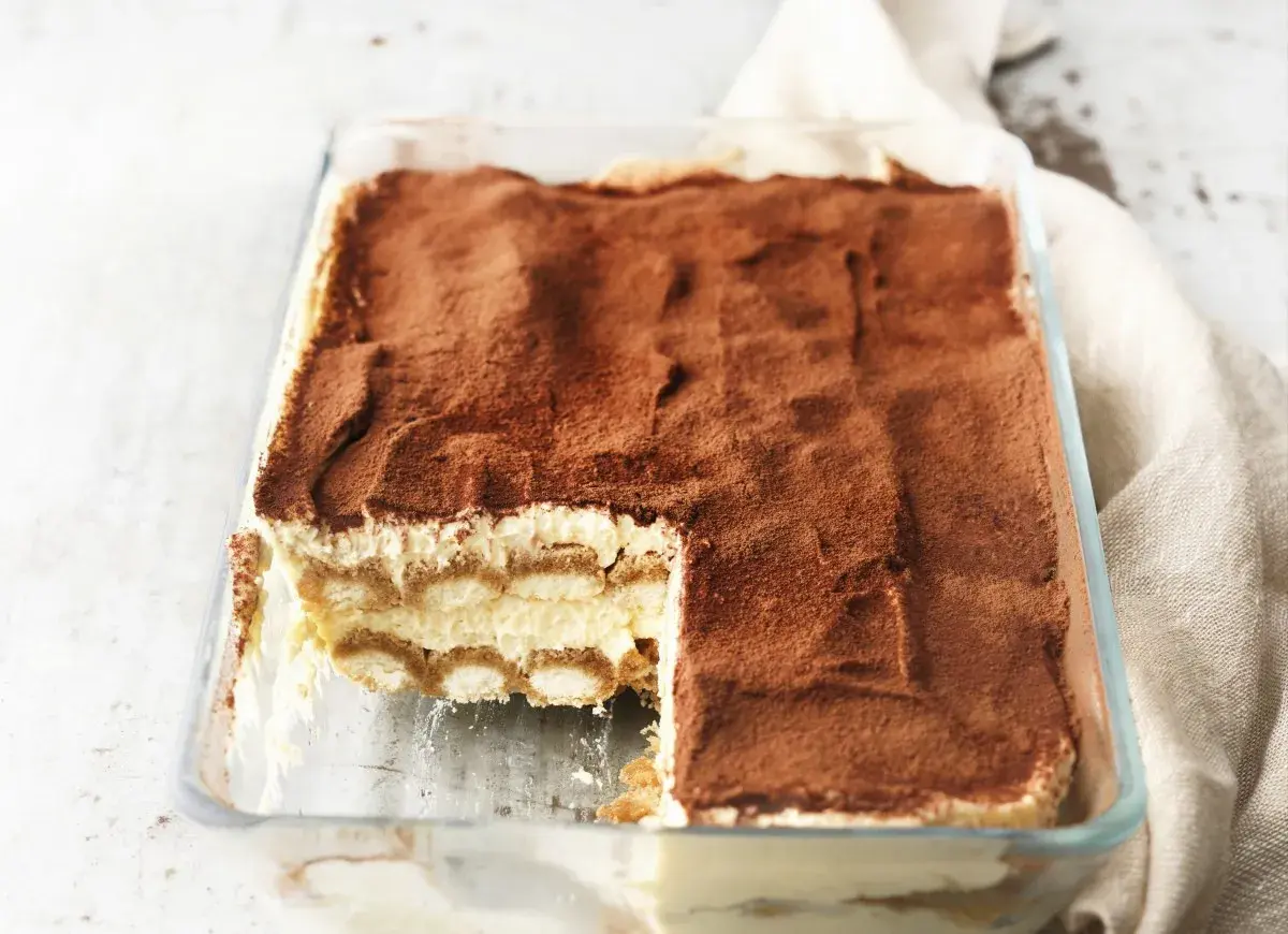 Pyszne tiramisu w szklanej formie, posypane kakao. Idealne na deser, gdy szukasz sprawdzonego tiramisu przepis.