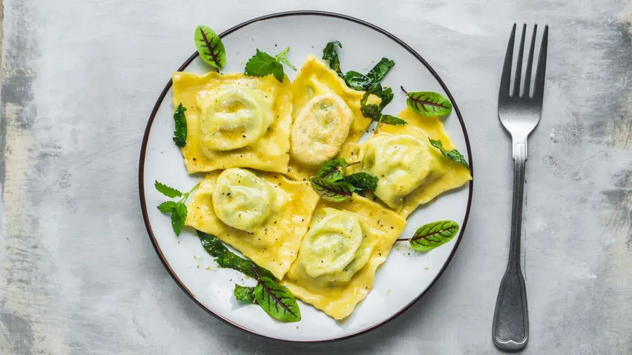 Pyszne ravioli z zielonym nadzieniem, udekorowane listkami. Idealny przepis na obiad.